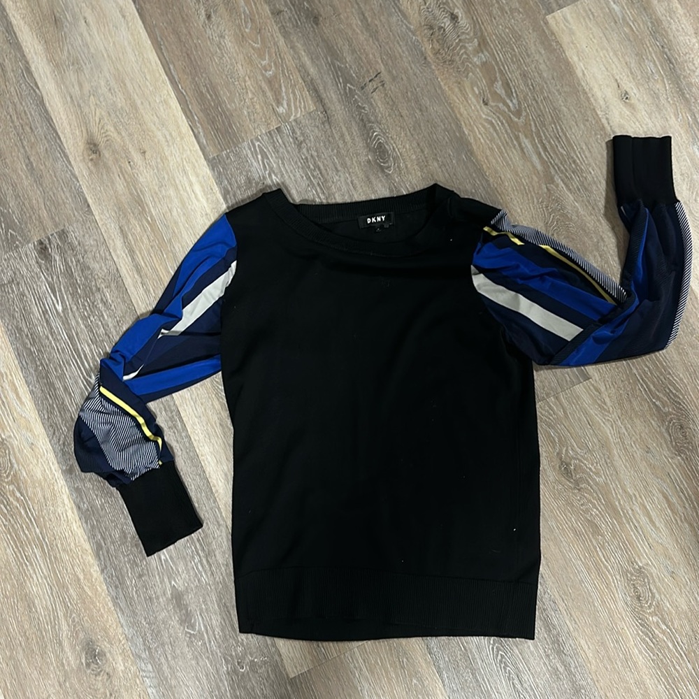 Pattern sleeve black, crewneck, DKNY sweater